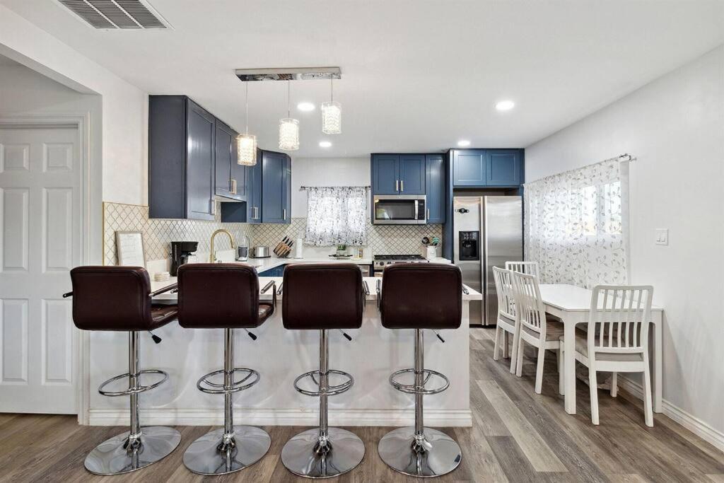 Modern City Ranch 3 Bdrm Family Home Access By Dirt Road พาล์มเดล ภายนอก รูปภาพ