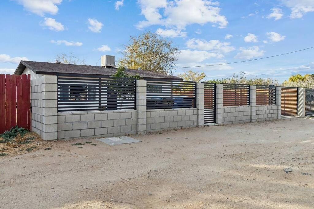 Modern City Ranch 3 Bdrm Family Home Access By Dirt Road พาล์มเดล ภายนอก รูปภาพ