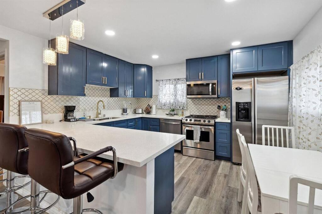 Modern City Ranch 3 Bdrm Family Home Access By Dirt Road พาล์มเดล ภายนอก รูปภาพ